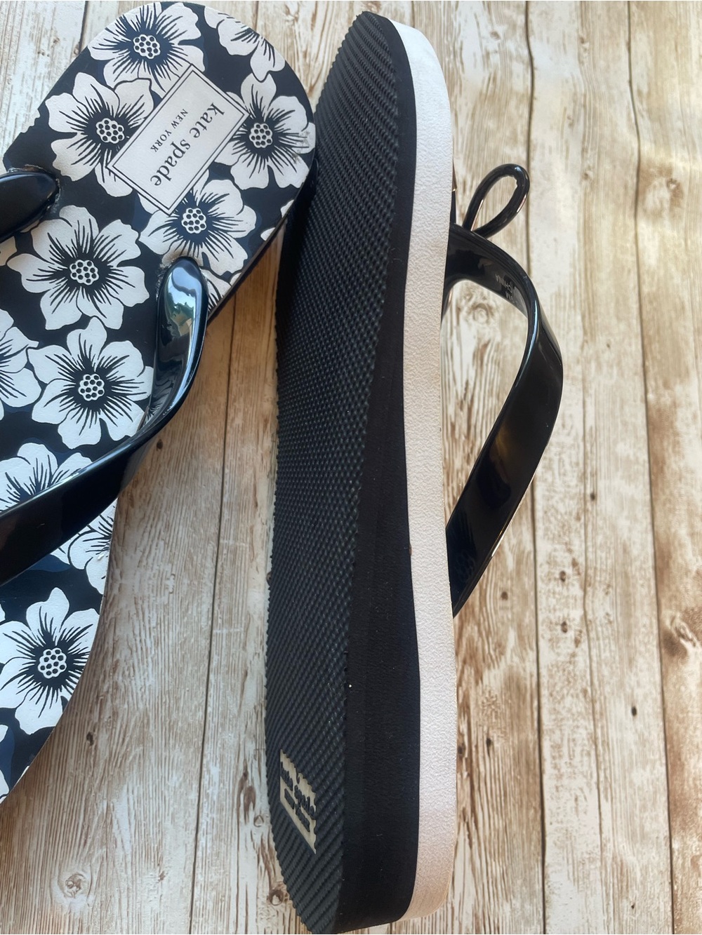 kate spade NY Nova Sandal Black & White Floral Bow Gold Charm Flip Flops W9 GUC - Picture 11 of 12